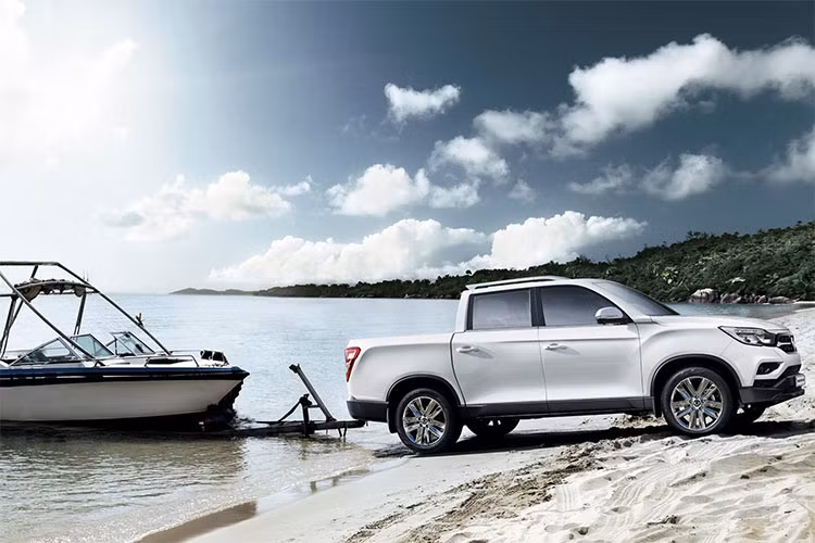 Giá xe SsangYong Musso EX từ 19.995 bảng (tương đương 609 triệu đồng). Phiên bản SsangYong Musso Rebel có giá 22.495 bảng, (tương đương 685,3 triệu đồng). Phiên bản Saracen có giá 24.995 bảng (khoảng 761,5 triệu đồng) còn phiên bản cao cấp nhất SsangYong Musso Rhino có giá 28.495 bảng (tương đương 868,1 triệu đồng).
