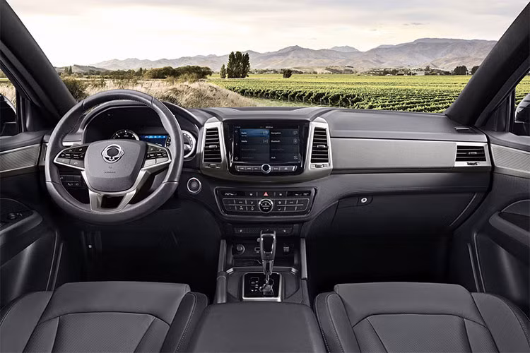 Nội thất của Musso dựa trên mẫu Rexton, được trang bị tốt hơn so với các đối thủ bán tải khác, không gian thoải mái với khoảng để chân rộng rãi cả trước và sau, ghế da nappa tăng thêm sự sang trọng và thoải mái. Hầu hết phiên bản đều có ghế sưởi phía trước, các phiên bản hàng đầu cũng được trang bị điều hòa tự động,vô lăng bọc da có chức năng sưởi ấm.