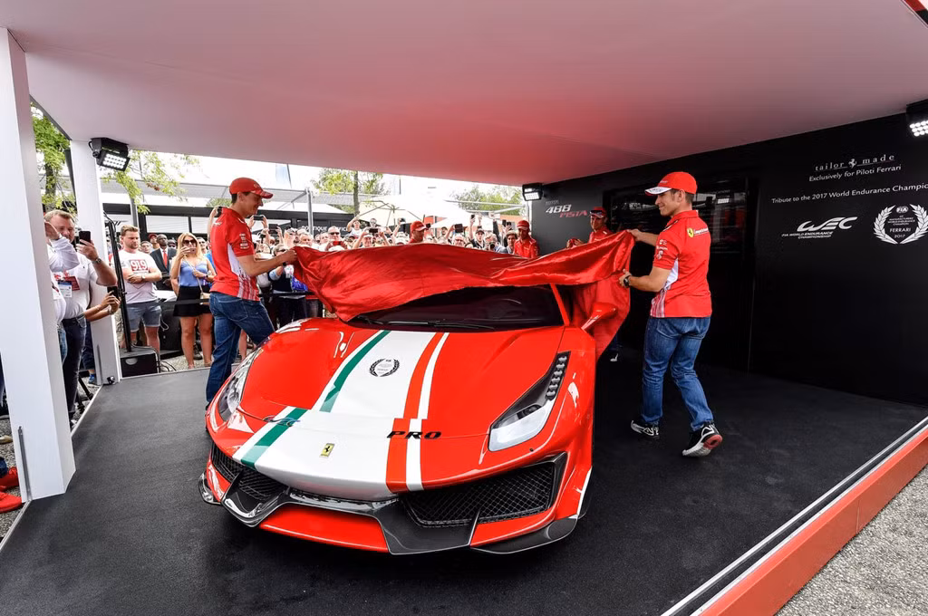  Ferrari 488 Piston mới được đánh giá là siêu xe sở hữu động cơ V8 mạnh mẽ nhất từng được chế tạo bởi thương hiệu ngựa chồm của Ý. Mới đây, hãng xe Italy đã tung ra một phiên bản "Piloti Ferrari", có cùng hiệu suất với các bản nâng cấp ngoại hình.
