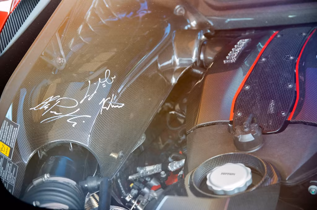 Ferrari 488 Pista mới sở hữu động cơ V8 tăng áp kép 3,9 lít, sản sinh công suất 710 mã lực và mô-men xoắn 769 Nm. Siêu xe này sở hữu tỷ lệ khối lượng/sức mạnh tốt nhất trong số những chiếc xe thương mại Ferrari và nó nhẹ hơn 1 kg so với bản tiêu chuẩn Ferrari 488 GTB.