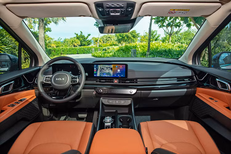 Bên trong, Kia Carnival 2024 gây ấn tượng với cụm màn hình đôi có cùng kích thước 12,3 inch. Bên trái là đồng hồ hiển thị dạng kỹ thuật số với màn hình sắc nét. Bên phải là màn hình giải trí hỗ trợ kết nối Apple Carplay &amp; Android Auto không dây. Xe trang bị dàn âm thanh gồm 12 loa đến từ thương hiệu Bose.