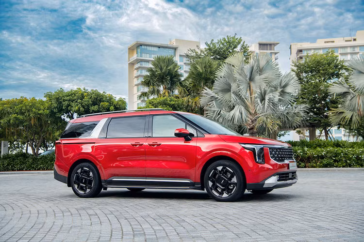 Với tất cả 4 phiên bản, Carnival facelift đáp ứng đa dạng nhu cầu của khách hàng. Mức giá xe Kia Carnival 2024 tại thị trường Việt Nam cụ thể như sau: Phiên bản 2.2D Luxury 8 ghế: 1,299 tỷ đồng. Phiên bản 2.2D Premium 8 ghế: 1,479 tỷ đồng. Phiên bản 2.2D Premium 7 ghế: 1,519 tỷ đồng. Phiên bản 2.2D Signature: 1,589 tỷ đồng.
