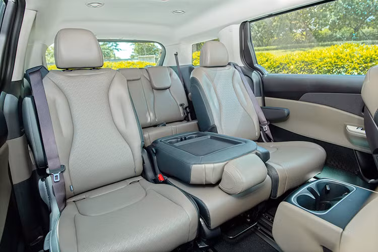 Kia Carnival 2024 trang bị gói hỗ trợ lái ADAS nâng cao với loạt tính năng đáng chú ý như cảnh báo và hỗ trợ tránh va chạm phía trước, cảnh báo và hỗ trợ tránh va chạm điểm mù, cảnh báo và hỗ trợ tránh va chạm phương tiện cắt ngang khi lùi, cảnh báo và hỗ trợ tránh va chạm phía sau khi đỗ xe, cảnh báo và hỗ trợ mở cửa xe an toàn.