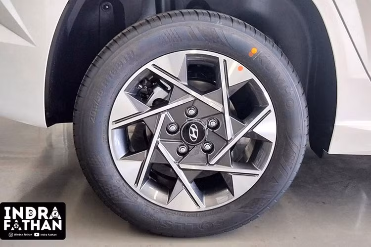 Trước đó, mẫu MPV này từng bị khách hàng Indonesia chê bai vì chỉ dùng phanh tang trống sau và phanh tay chỉnh cơ. Tuy nhiên, những nâng cấp này chỉ dành cho bản Prime đắt nhất. Ngoài ra, Hyundai Stargazer 2024 bản Prime còn được bổ sung cánh lướt gió bên sườn mới.