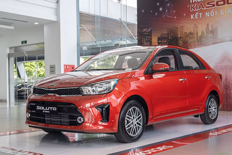 Sau nhiều tháng vắng bóng, Kia Soluto bất ngờ lọt top 10 xe bán chạy nhất thị trường trong tháng. Doanh số bán xe Soluto trong tháng 4/2020 đạt 401 xe, giảm nhẹ 115 xe so với tháng trước và cộng dồn 4 tháng đầu năm đạt 2.040 xe bán ra. Cuối tháng 3 vừa qua, với việc bổ sung phiên bản Kia Soluto Luxury, mẫu xe này hiện đang được bán tại thị trường với tổng cộng 4 phiên bản và có giá niêm yết từ 399-499 triệu đồng.