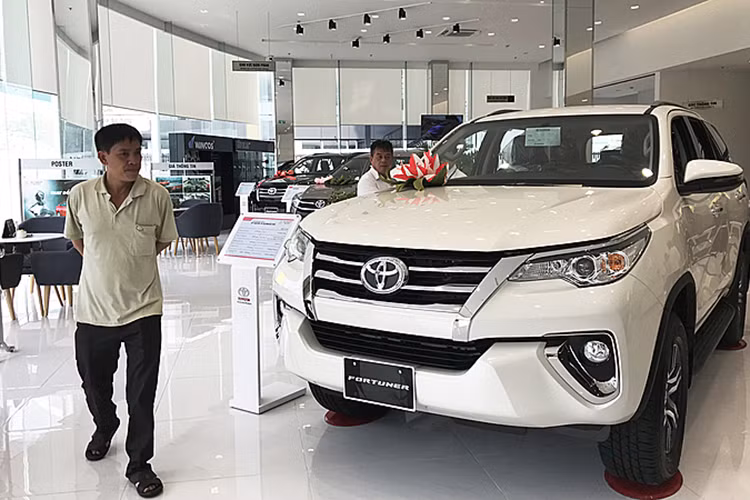 Chiếc SUV 7 chỗ đứng đầu phân khúc Toyota Fortuner cũng được ghi nhận doanh số bán giảm tương tự các mẫu xe còn lại với chỉ 392 xe bán ra, giảm 264 xe so với tháng trước. Cộng dồn 4 tháng đầu năm, đã có 2.266 xe Fortuner được bàn giao tới khách hàng. Hiện tại, xe đang được bán tại Việt Nam với tổng cộng 6 phiên bản, bao gồm 2 bản nhập khẩu và 4 bản lắp ráp tại Việt Nam. Giá bán xe dao động từ 1,15-1,354 tỷ đồng.