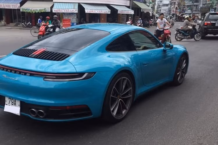 Tại thị trường Việt Nam, giá xe Porsche 911 Carrera S 2020 chính hãng là 7,61 tỷ đồng, riêng phiên bản Porsche 911 Carrera 4S 2020 có giá lên đến 8,08 tỷ đồng. Mức giá này chưa bao gồm các tuỳ chọn của khách hàng. Cặp đôi Porsche 911 thế hệ mới đầu tiên về Việt Nam có màu sơn tuỳ chọn với giá dao động từ 80 triệu đến gần 300 triệu đồng.