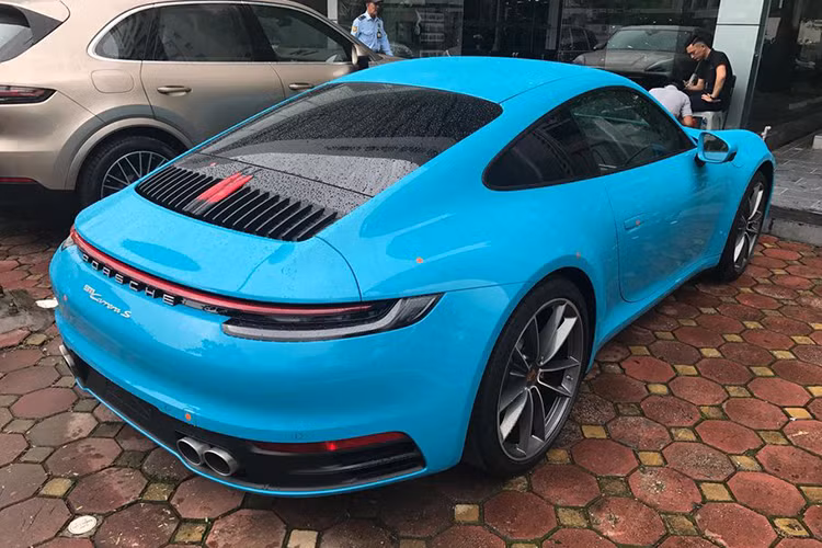 Kiểu dáng thiết kế của Porsche 911 Carrera S 2020 vẫn quen thuộc như thế hệ thứ 7. Điểm khác biệt chỉ đến từ đèn pha LED cải tiến mới, cửa hút gió và đèn LED ban ngày tinh chỉnh. Ngoài ra, mui xe của Porsche 911 Carrera S thế hệ thứ 8 mới về Việt Nam theo diện phân phối chính hãng cũng nhận sự cải tiến nhằm giúp cho tính khí động học tốt hơn.