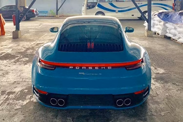 Porsche 911 Carrera S 2020 có dải đèn phanh LED lấy cảm hứng từ Mission E, cản sau thiết kế lại và ống xả riêng biệt. Chưa hết, kích thước của xe còn có chiều rộng tăng 45 mm. "Dàn chân" của Porsche 911 Carrera S thế hệ thứ 8 được trang bị bộ la-zăng đa chấu kép có kích thước cho bánh trước là 20 inch và bánh sau 21 inch.