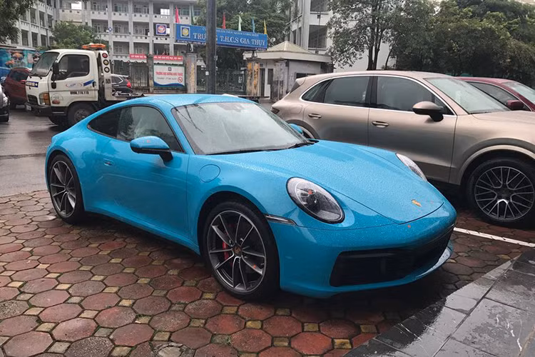 Đây cũng chính là chiếc xe thể thao Porsche 911 Carrera S 2020 mang màu sơn Miami Blue đầu tiên có mặt tại Việt Nam. Trước đó, đã có vài chiếc Porsche 911 mang màu sơn Miami Blue như Porsche 911 Carrera GTS, Porsche 911 GT3 RS đời 2019 và nay là Porsche 911 Carrera S 2020 của một người yêu xe đến từ Nha Trang.
