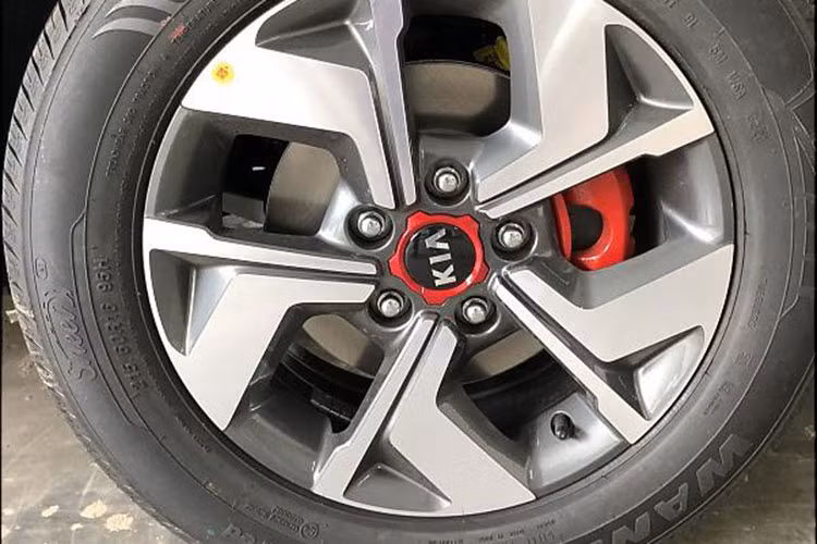 Ở phần đuôi, Kia Sonet 2021 gây ấn tượng mạnh với người dùng bởi thiết kế nam tính gợi nhớ đến "đàn anh" Sportage khá thể thao và năng động, nổi bật nhất phải kể đến cụm đèn hậu LED liền mạch gợi nhớ đến những thiết kế xe sang. Mâm xe Kia Sonet 2021 có thiết kế dạng 5 chấu phay bóng 2 màu với kích thước 15-16 inch tùy từng phiên bản.