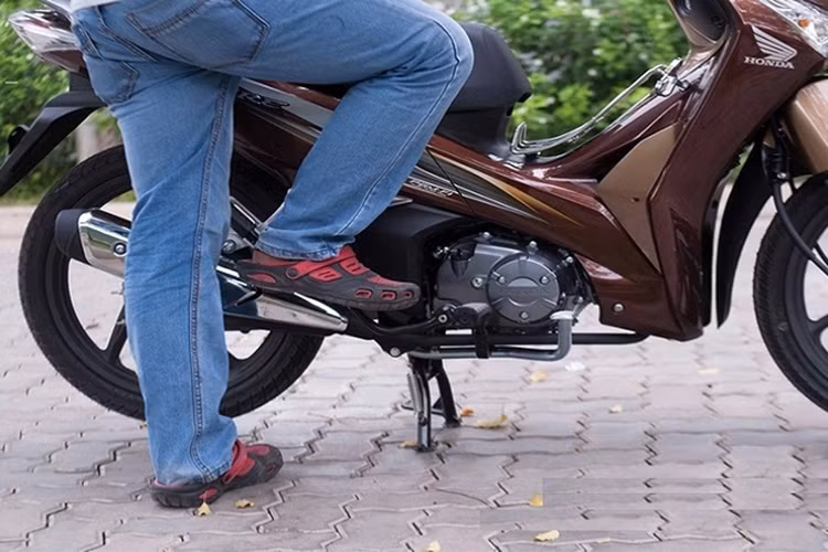 Đối với xe số, khi khởi động, không nên bật chìa khóa vội vàng. Thay vào đó, hãy đạp cần khởi động vài lần để giúp làm ấm động cơ.