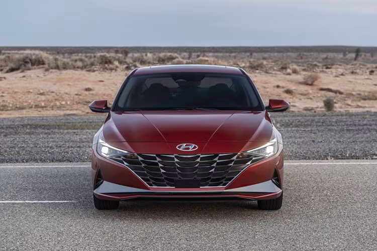 Phiên bản mới của Hyundai Elantra đã ra mắt từ cuối năm 2020 với diện mạo bắt mắt và đang được chờ TC Motor đưa về Việt Nam. Xe sở hữu các đường nét góc cạnh, mang hơi thở hiện đại. Điểm nhấn là phần mặt ca-lăng được tạo hình cầu kì và liền mạch với cụm đèn pha, tạo nên một mảng lớn ở phía trước xe.