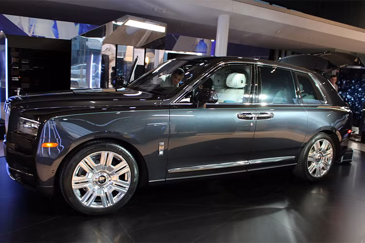 Mẫu siêu SUV này ra đời từ cơ sở gầm bệ "Architecture of Luxury" hoàn toàn bằng nhôm đã từng lần đầu tiên ra mắt trên Phantom thế hệ mới. Các kích thước cơ bản của Rolls-Royce Cullinan 2019 bao gồm chiều dài tổng thể 5.341 mm, rộng 2.164 mm, cao 1.835 mm và chiều dài cơ sở 3.295 mm. Xe sờ hữu cân nặng đến 2.660 kg.