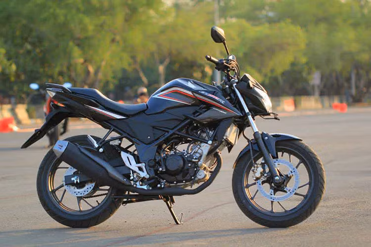 Đặc điểm nhận dạng của mẫu xe môtô cỡ nhỏ Honda CB150R StreetFire phiên bản đặc biệt màu Stallion Black là bộ vành hợp kim màu vàng và bộ khung đen. Trong khi đó, Honda CB150R StreetFire phiên bản đặc biệt màu Raptor Black được trang bị vành hợp kim màu đen và khung đỏ. Riêng bản tiêu chuẩn có thêm bộ tem mới.