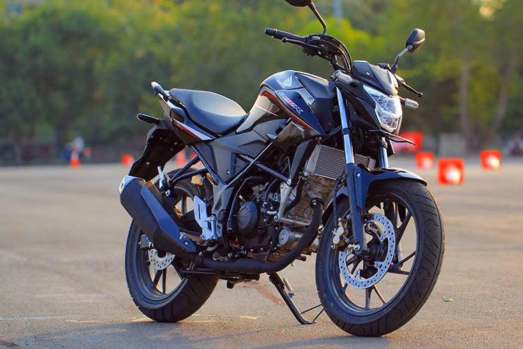 So với phiên bản tiêu chuẩn, mẫu xe Honda CB150R StreetFire phiên bản đặc biệt này còn có một số điểm khác như vỏ động cơ màu vàng, mỏ cày và kính chắn gió. Nắp yên cho hành khách, miếng dán bình xăng và tấm che tản nhiệt cũng là những chi tiết dành riêng cho Honda CB150R StreetFire 2017 phiên bản đặc biệt. 