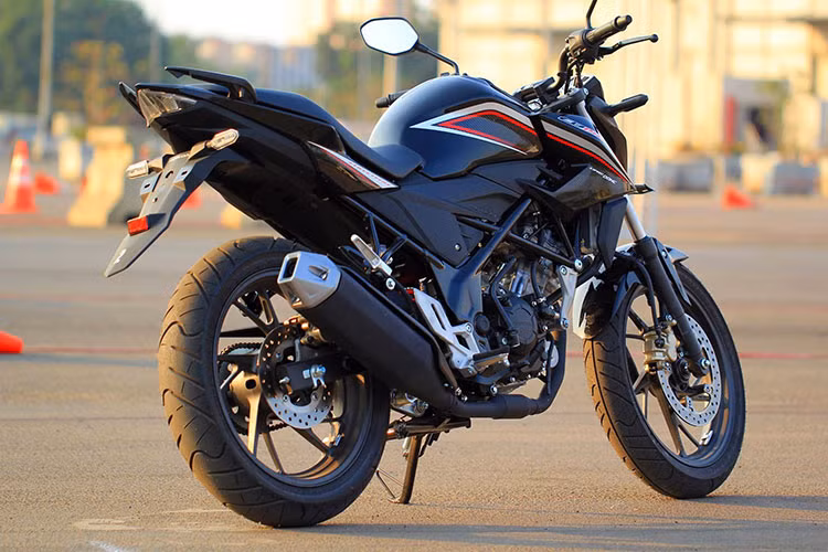 Honda CB150R StreetFire cũng sử dụng động cơ xy-lanh đơn, DOHC, làm mát bằng dung dịch, dung tích 149,16 cc. Động cơ tạo ra công suất tối đa 16,9 mã lực tại vòng tua máy 9.000 vòng/phút và mô-men xoắn cực đại 13,8 Nm tại vòng tua máy 7.000 vòng/phút. Động cơ kết hợp với hộp số 6 cấp. Lượng xăng trung bình 37,9 km/lít, tương đương 2,6 lít/100 km. 
