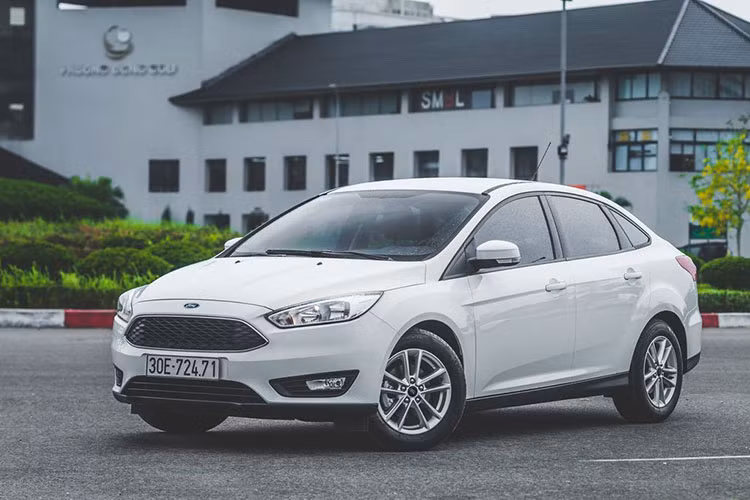 Thời điểm cuối năm 2017, đầu năm 2018 này, hầu hết các đại lý Ford đã đưa ra mức giá giảm rất đáng chú ý cho Focus. Cụ thể, bản Trend nay bán ra với giá 570 triệu đồng, thấp hơn giá niêm yết 56 triệu đồng. Các bản Titanium và Sport cũng được đại lý điều chỉnh thấp xuống 40 triệu đồng so với giá niêm yết, chỉ còn 730 triệu đồng.