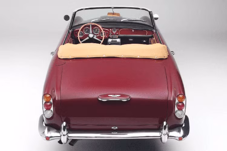 Nội thất Martin DB4 Convertible 1962 bọc da nâu sáng Fawn, tạo sự tương phản bắt mắt với táp-lô màu đỏ đô như nước sơn bên ngoài xe. Vô-lăng dạng 3 chấu, thiết kế thanh mảnh. Phía sau bố trí tới 4 đồng hồ thông số. Được biết, chiếc Aston Martin DB4 Convertible 1962 sẽ bán đấu giá vào tháng 10 tới đã được chủ nhân tinh chỉnh động cơ, cho công suất 266 mã lực đi kèm mô-men xoắn 346 Nm.
