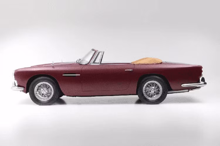 Đơn cử như một chiếc xe cổ Aston Martin DB4 Convertible sản xuất năm 1962 sẽ được đưa ra đấu giá thời gian tới đây. Theo những người có kinh nghiệm chơi xe cổ, mức giá xe Aston Martin DB4 Convertible 1962 cuối cùng dành cho chiếc siêu xe thể thao cổ này dự kiến sẽ nằm ở khoảng 1,2-1,4 triệu USD (tương đương 28 - 33 tỷ đồng).