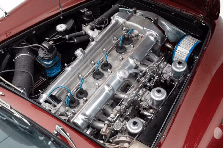 Dù được sản xuất từ 60 năm trước nhưng bộ la-zăng trên chiếc Aston Martin DB4 Convertible 1962 vẫn rất hiện đại, cuốn hút và thể hiện rõ tinh thần thể thao của xe. Cản va sau ốp thanh kim loại lớn, ăn lan sang cả phần hông khá lạ mắt. Cặp ống xả mạ crom hứa hẹn mang đến thanh âm vô cùng phấn khích cho các tay lái.