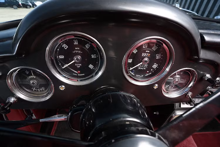 Theo đó, "chiến thần đường phố" cổ của Aston Martin khoác lên mình bộ cánh màu đỏ đô Dubonnet Rosso vô cùng bắt mắt, thời thượng và không hề lạc hậu dù đã có tuổi đời 60 năm. Sự xuất hiện của loạt chi tiết kim loại sáng màu ở lưới tản nhiệt, cản trước, viền đèn chiếu sáng trước, gương chiếu hậu ngoài...
