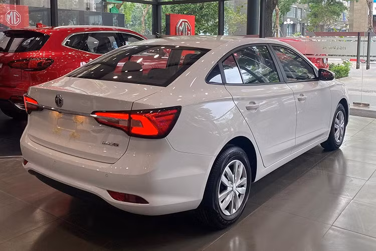 Được biết, đây là mức giá lăn bánh áp dụng cho MG5 MT sản xuất năm 2023 (số VIN 2023). Đây là động thái nhằm xả hàng tồn kho của các đại lý. Trong tháng 6/2024 này, hãng MG hiện cũng đang chạy chương trình khuyến mãi cho xe. Theo đó, MG5 MT số VIN 2023 và 2024 được hãng tặng 1 năm lãi suất ngân hàng trị giá 25 triệu đồng.