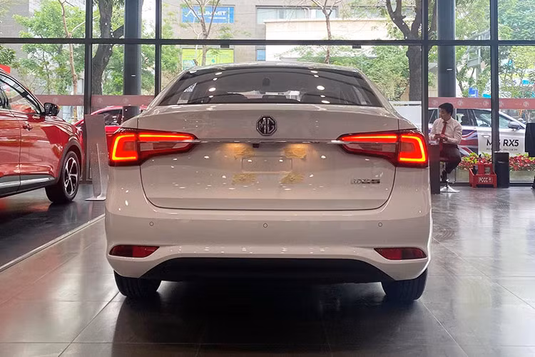 MG5 MT được Tập đoàn SAIC Motor trang bị động cơ xăng 4 xi-lanh, hút khí tự nhiên, dung tích 1.5 lít cho công suất tối đa 113 mã lực tại tua máy 6.000 vòng/phút và mô-men xoắn cực đại đạt 150Nm tại 4.500 vòng/phút, kết hợp hộp số sàn 5 cấp và hệ dẫn động cầu trước.