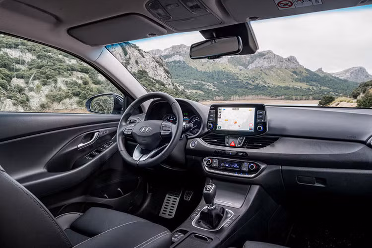 Ở bên trong cabin, i30 Fastback không có sự thay đổi về thiết kế so với bản hatchback. Nội thất của chiếc xe cũng được thiết kế hoàn toàn khác biệt so với những dòng xe của hãng Hyundai gần đây, đơn giản nhưng thanh lịch và hiện đại hơn. Mọi phiên bản đều được trang bị màn hình cảm ứng 5 inch, camera lùi và kết nối điện thoại...