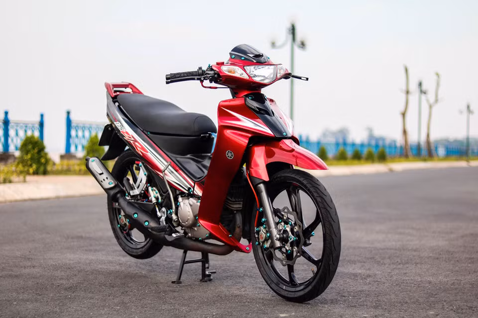 Mang trong mình hình dáng nhỏ nhắn tương tự những chiếc xe số thông thường, thế nhưng bên trong YaZ lại là một sức mạnh với động cơ 2 thì, dung tích 124,3 cc, công suất 17 mã lực tại 8.000 vòng/phút, mô-men xoắn cực đại 16,1 Nm tại 7.500 vòng/phút, xe sử dụng hộp số 6 cấp.