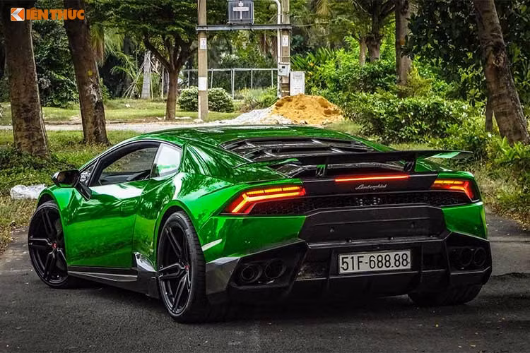 Lamborghini Huracan LP610-4 có thời gian tăng tốc từ vị trí đứng yên lên 100 km/h chỉ trong vòng 3,2 giây trước khi đạt vận tốc tối đa 325 km/h. Trong cách đặt tên của Huracan LP610-4, con số 610 tượng trưng cho công suất của xe, số 4 mang hàm ý cho hệ dẫn động 4 bánh.