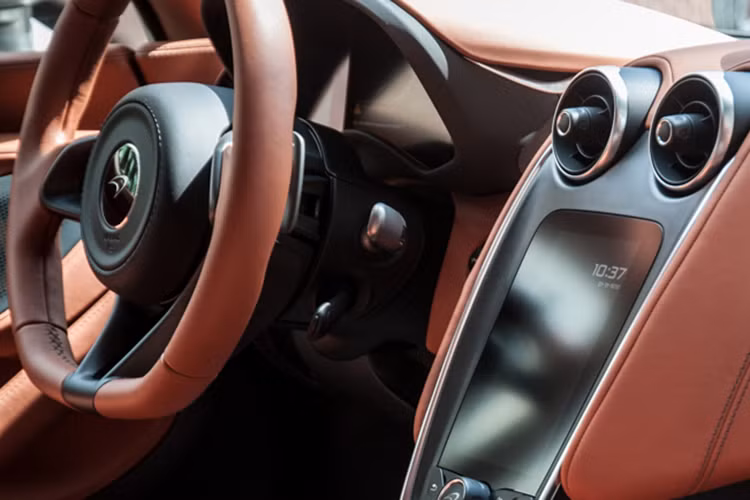 McLaren 570S được trang bị động cơ V8 tăng áp kép dung tích 3.8 lít, sản sinh sức mạnh 562 mã lực và mô-men xoắn cực đại 600 Nm. So với “đàn anh” 650S, công suất của mẫu xe này yếu hơn 79 mã lực.