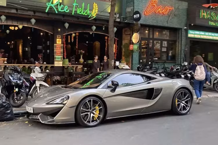 Mới đây, 1 chiếc siêu xe McLaren 570S hàng hiếm đã bị bắt gặp xuất hiện trên con đường Hồ Tùng Mậu, quận 1, TP HCM đã nhanh chóng nhận được sự quan tâm của giới mê xe. Theo tìm hiểu, tại thị trường Việt Nam có 2 chiếc McLaren 570S, cùng 1 chiếc McLaren 570S khác mang biển số của Lào.