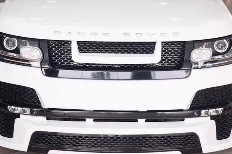 Thay đổi lớn nhất là ở phần đầu Range Rover Mystere của Hamann, nó được thiết kế lại hoàn toàn với các mảng cứng cáp và nổi bật.