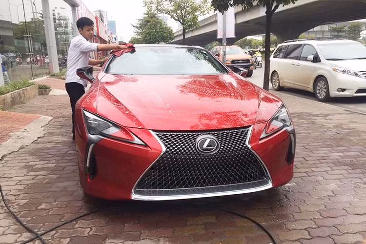 Chiếc Coupe hạng sang Lexus LC 500 2018 đầu tiên cập bến Việt Nam vào tháng 12/2017 nhưng mãi đến nay mới được chủ nhân cho ra biển kiểm soát. Điều gây sốc giới mê xe tại Hà Nội chính là việc chủ nhân chiếc Coupe hạng sang Lexus LC 500 này sinh sống ở Thủ Đô nhưng lại cho xe mang biển kiểm soát của TP HCM.