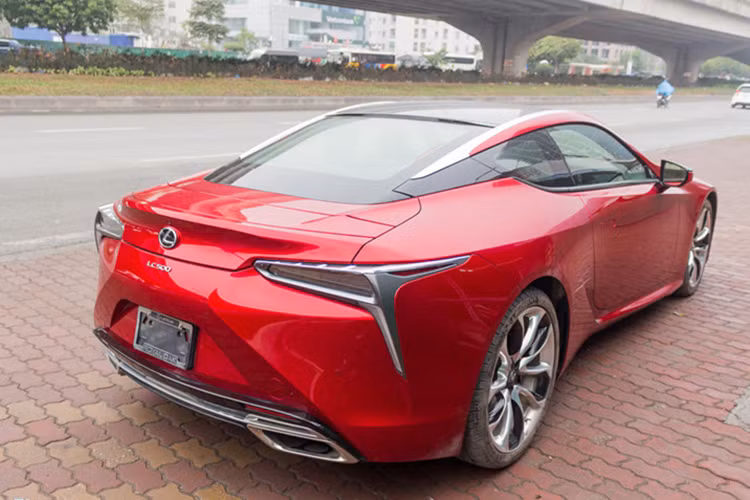 Như vậy, sau 16 tháng có mặt tại Việt Nam chiếc Coupe hạng sang Lexus LC 500 2018 độc nhất này cũng đã ra biển trắng để lăn bánh trên đường phố Hà Nội, thay vì bị "nhốt" dưới hầm đỗ xe tại Hà Nội nhiều tháng trời khiến ngoại thất đóng bụi dày đặc.