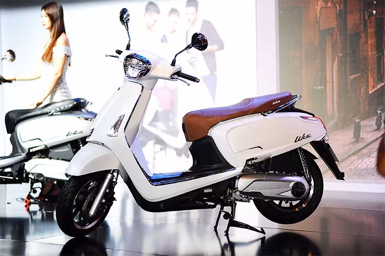 Kymco Like 125 mới sở hữu kích thước dài x rộng x cao lần lượt là 1.935mm x 690mm x 1.145mm. Tổng trọng lượng khô là 115kg và dung tích bình xăng 7 lít. Do là dòng xe dành cho phái đẹp, nên mẫu xe tay ga mới này có thiết kế khá thời trang, hiện đại và có một chút hoài cổ (retro).