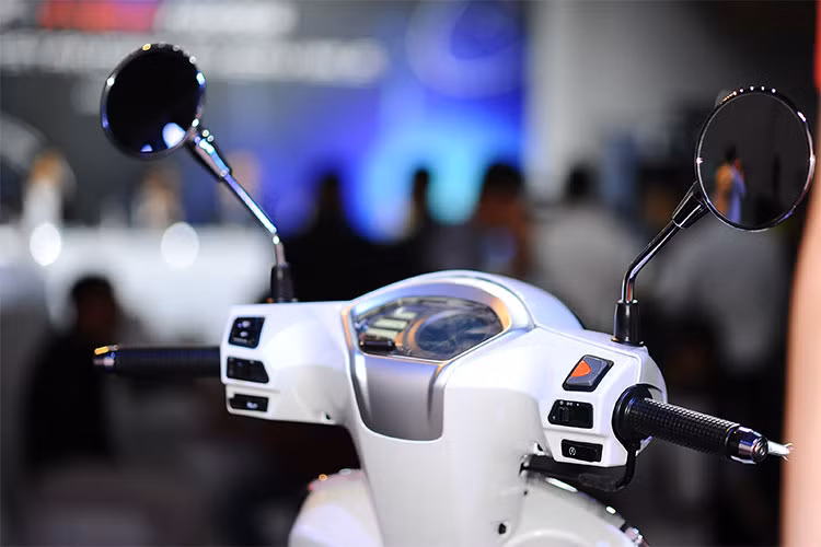 Xe được trang bị gương tròn mạ crom sáng bóng mang hơi hướng cổ điển giống các dòng xe Vespa, hai bên tay lái là các nút bấm của hệ thống điện của xe, cụm công tác màu đỏ bên phải là điều chỉnh của hệ thống thông mình Noodoe. Tất cả được xếp gọn gàng, đối xưng nhau.