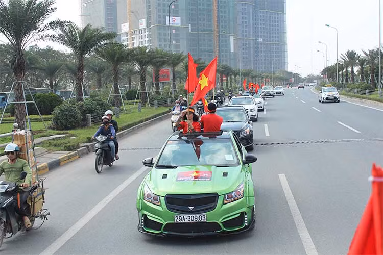 Sau đó cả đoàn tiếp tục quay về tập kết tại quảng trường Sân vận động Mỹ Đình để theo dõi trực tiếp trận bóng lúc 3h chiều nay giữa U23 Việt Nam và U23 Qatar và cổ vũ cho đổi tuyển bằng tất cả nhiệt huyết.