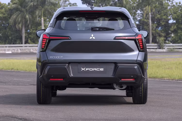 Trừ trang bị an toàn, mẫu xe SUV Mitsubishi Xforce bán ở Việt Nam sẽ sở hữu thiết kế và trang bị tiện nghi tương tự xe dành cho Indonesia. Mẫu xe này cũng có những trang bị ngoại thất đáng chú ý như cụm đèn LED hình chữ "T" trước/sau, lưới tản nhiệt cỡ lớn, ốp gầm sơn cùng màu thân xe, đèn sương mù LED, vành hợp kim 18 inch và cửa cốp chỉnh điện, tích hợp cảm biến đá cốp.