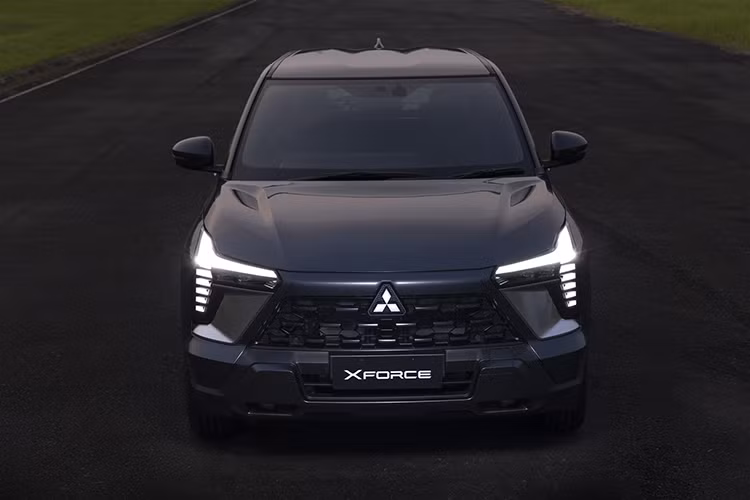 Các tính năng ADAS sẽ có trên Mitsubishi Xforce tại Việt Nam dự kiến bao gồm hệ thống phanh khẩn cấp tự động, hệ thống kiểm soát hành trình thích ứng, đèn pha tự động thích ứng, cảnh báo khi phương tiện phía trước khởi hành, cảnh báo điểm mù tích hợp hỗ trợ chuyển làn đường và cảnh báo phương tiện cắt ngang khi lùi. Bên cạnh đó là 6 túi khí thay vì 4 túi khí như xe dành cho thị trường Indonesia.