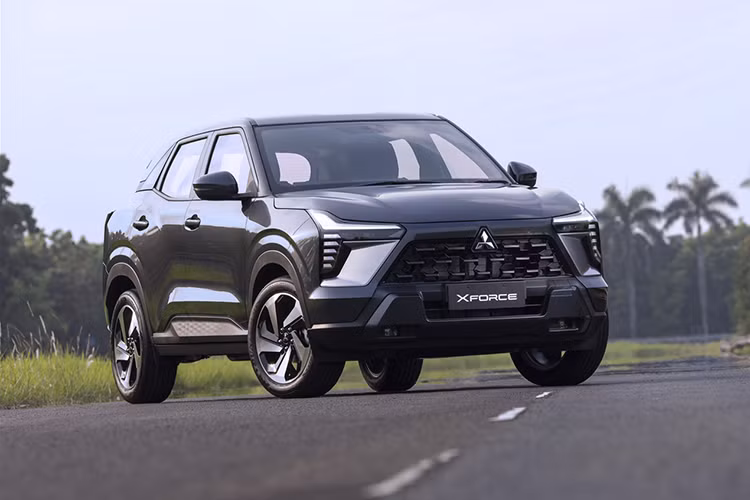 Sau nhiều tin đồn thì Mitsubishi XForce hoàn toàn mới sẽ được ra mắt vào ngày 10/1 tới đây và được nhập khẩu nguyên chiếc. Đây cũng là mẫu xe gần như khác biệt hoàn toàn so với mẫu xe đang được phân phối trên thị trường thế giới của hãng xe Nhật Bản. 