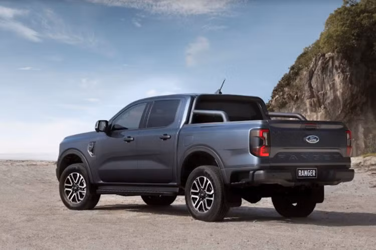 Cùng với đó, Ford tiến hành mở rộng khoang máy để tương thích với động cơ V6 mới. Hệ thống khung gầm cũng được nâng cấp với chiều dài cơ sở và chiều rộng trục bánh tăng thêm 50 mm so với phiên bản tiền nhiệm, cải thiện khả năng vận hành ổn định cũng như sự cơ động khi off-road. Mức giá xe Ford Ranger 2022 hiện vẫn chưa công bố chính thức.