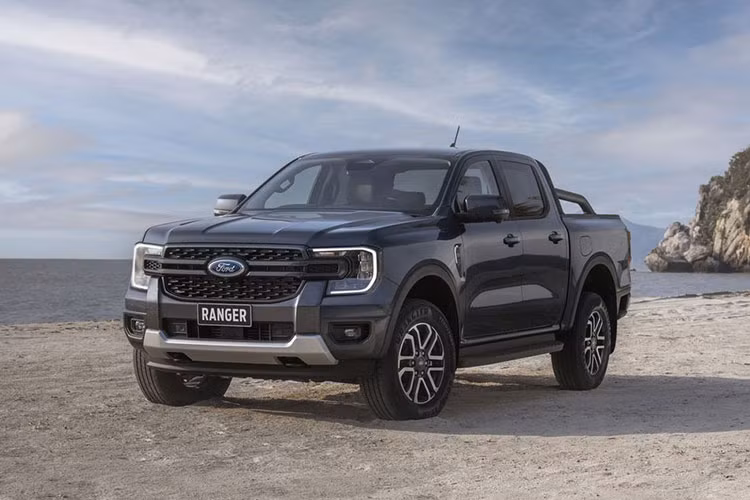 Về động cơ, Ford Ranger thế hệ mới được trang bị tiêu chuẩn động cơ diesel 2.0L với tăng áp đơn hoặc tăng áp kép, đi cùng hộp số sàn 6 cấp, số tự động cấp hoặc số tự động 10 cấp. Cấu hình máy dầu 2.2L ở đời xe trước được loại bỏ. Ngoài ra, Ranger được trang bị thêm 2 tùy chọn động cơ hoàn toàn mới có sức mạnh tốt hơn, gồm máy xăng tăng áp EcoBoost 2.3L với 4 xy-lanh thẳng hàng và động cơ diesel turbo V6 3.0L.
