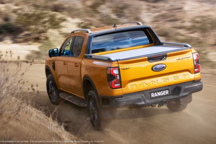 Một tính năng mới được Ford nhắc đến là bệ bước chân bên hông thùng hàng, nằm cạnh hốc bánh xe phía sau, nhằm giúp người dùng tiếp cận hàng thuận tiện hơn. Bên cạnh đó, phần thùng hàng được tăng chiều rộng 50 mm và sử dụng vật liệu lót bằng nhựa đúc mới.