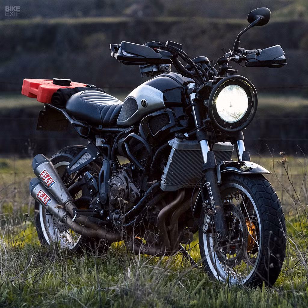 Khi có XSR700 trong tay, Kevin nghĩ ngay đến sự kiện Gold Rush Ride, được tổ chức bởi câu lạc bộ xe Sang Froid tại Portland. “Nó là chuỗi 3 ngày trên những con đường đất phía Đông Oregon để khám phá thị trấn khai thác vàng Sumpter. Những người đi cùng nhau ban đầu chỉ là bạn, nhưng khi kết thúc sẽ trở thành anh em”, Kevin chia sẻ.