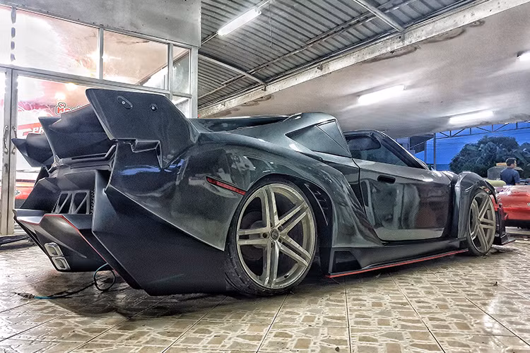 Qua những hình ảnh được lan truyền trên mạng, có thể thấy chiếc Lamborghini Veneno Roadster nhái này sai cả ở tỷ lệ kích thước lẫn hình dáng cửa sổ và thiết kế ống xả. Tuy nhiên, cửa hàng PS-Modify Chonburi vẫn làm tốt nhiệm vụ là khiến những người yêu xe nhận ra ngay việc chiếc ôtô này nhái kiểu dáng của Lamborghini Veneno Roadster.