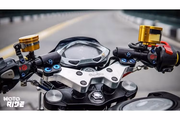 Trên chảng ba clip-on Composimo CNC, chiếc MSX125 cũng đã được trang bị cặp cùm phanh và côn Brembo Billet cực đẳng cấp, kết hợp với bình dầu Rizoma và bao tay Domino, Đặc biệt, cụm đồng hồ của xe là loại Koso RXF với màn hình màu và có đầy đủ các chức năng hiện đại, bao gồm cả đo độ nghiêng khi "ôm cua". 