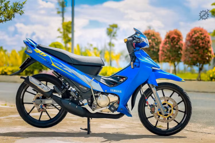 Chiếc Yamaha Z125 này đã được một biker miền Tây Nam Bộ đầu tư trang bị cho hàng loạt đồ chơi "hàng hiệu", trong số đó nhiều món có nguồn gốc từ xe đua. Ngoại hình xe khoác áo màu xanh nước biển đầy nổi bật &amp; thể thao với những họa tiết của tay đua huyền thoại mang tên Valentino Rossi thuộc đội đua Yamaha GP.