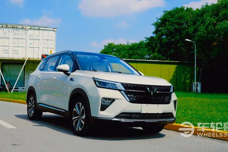  Wuling Asta 2021 mới là mẫu SUV cỡ C ra mắt lần đầu tiên tại thị trường Trung Quốc vào tháng 9 vừa qua. Điểm nhấn của mẫu xe ôtô Trung Quốc này chính là giá bán siêu rẻ, dao động từ 69.800 - 99.800 Nhân dân tệ (khoảng 245 - 351 triệu đồng). 